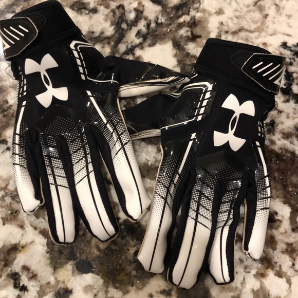 Under Armour Other - UNDERARMOUR football gloves